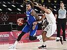 Basketbalové utkání Írán - R. Zleva Blake Schilb z R a Mohammad Damídí z...