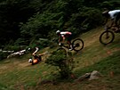 Nizozemský Mathieu van der Poel vstává po pádu z kopce bhem závodu horských...