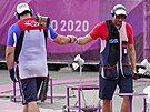 David Kosteleck  a Ji Liptk (vlevo) berou stbro a zlato na olympid v...