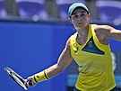Australanka Ashleigh Bartyová hraje forhend v prvním kole olympijského turnaje...