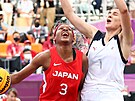 Japonská basketbalistka (3x3) Stephanie Mawuliová se snaí zakonit v utkání...