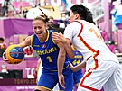 Rumunská basketbalistka (3x3) Claudia Cuicová se tlaí ke koi v utkání proti...