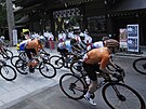 Cyklisté startují na olympijských hrách do silniního závodu.