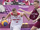 Polský basketbalista (3x3) Przemyslaw Zamojski se snaí uniknout Karlisi...