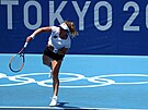 Nmecká tenistka Anna-Lena Friedsamová ukazuje svj servis pod olympijskými...