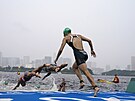 íanka Mengying Zhongová skáe do vody po startu triatlonového závodu en.