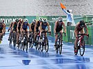 Triatlonistky na cyklistickém úseku olympijského závodu.