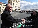 Miroslav Kalousek zdraví demonstranty.