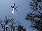Hasiský vrtulník v oblasti zasaené poárem, který vypukl severn od Atén....