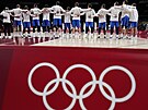 etí basketbalisté poslouchají hymnu ped úvodním duelem olympijského turnaje...