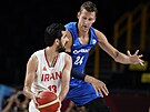eský basketballsta Jan Veselý brání Mohammada Jamshidijafarabadiho z Íránu.