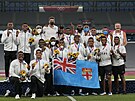 Ragbisté Fidi pózují se zlatými olympijskými medailemi, které v Tokiu obhájili.