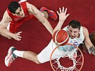 Slovinský basketbalista Luka Doni v souboji s  Japonci Avim Kokim Schaferem...