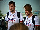 Ondej Balvín (vlevo) a Patrik Auda ped odletem eských basketbalist do Tokia