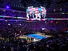 Ped estým finále NBA: v hale Milwaukee Bucks zní americká hymna.