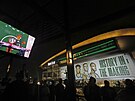 Fanouci v Milwaukee sledují ped Fiserv Forem esté finále NBA.