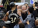 Janis Adetokunbo z Milwaukee slaví titul z NBA s trenérem Mikem Budenholzerem.