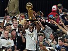Basketbalisté Milwaukee Bucks slaví titul z NBA, s trofejí Khris Middleton.