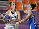 Francouzská basketbalistka Ana Maria Filipová (vlevo) se snaí pokoit Giulii...