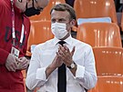 Francouzský prezident Emmanuel Macron sleduje v Tokiu zápas svých krajanek v...