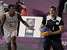 Ruský basketbalista Alexandr Zujev (4) v zápase s Nizozemskem, stíhá ho Jessey...