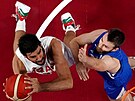Íránský basketbalista Arsalan Kazemi (vlevo) zakonuje kolem Davida Jelínka z...