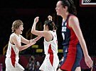 Japonské basketbalistky Moeko Nagaokaová (uprosted) a Maki Takadaová oslavují...