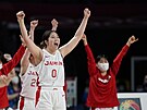 Japonské basketbalistky oslavují výhru nad Francií, s íslem 0 autorka vítzné...
