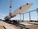 Instalace rakety Proton-M s modulem Nauka na startovací rampu