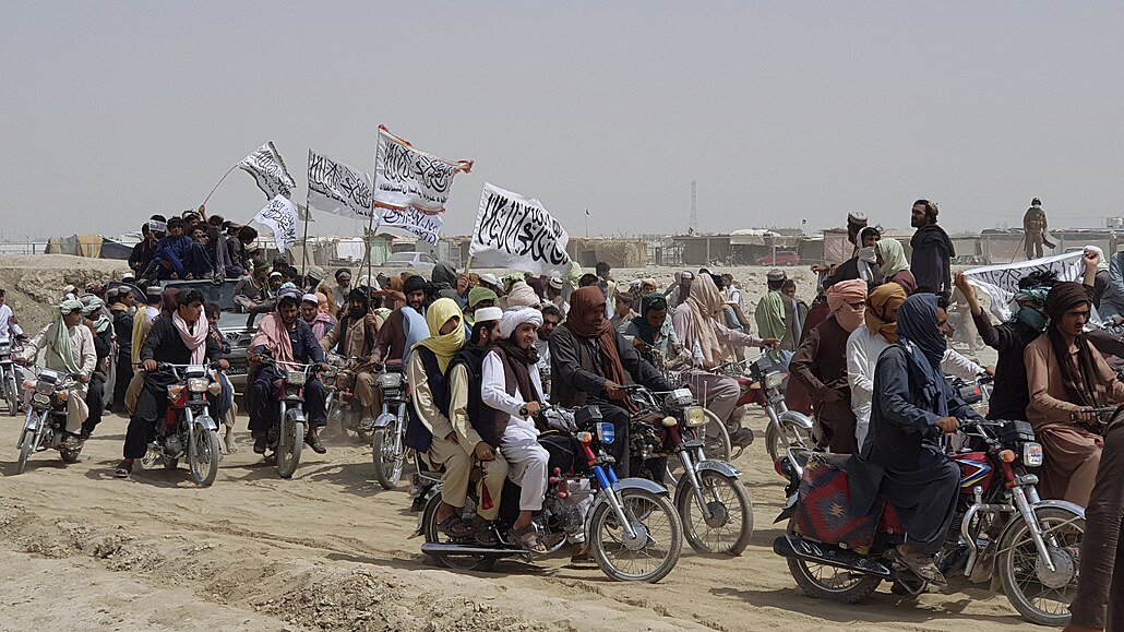 Stoupenci Tálibánu na na hraniním pechodu Spin Boldaka na pomezí Pákistánu...