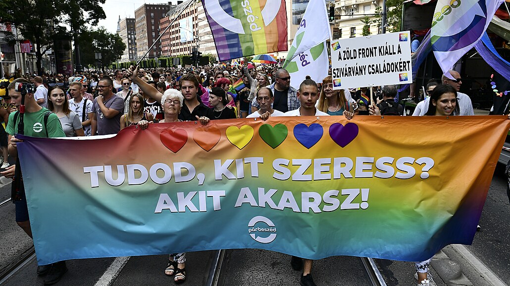 V Budapeti na Gay Pride protestovaly tisíce lidí proti zákazu osvty o LGBT....