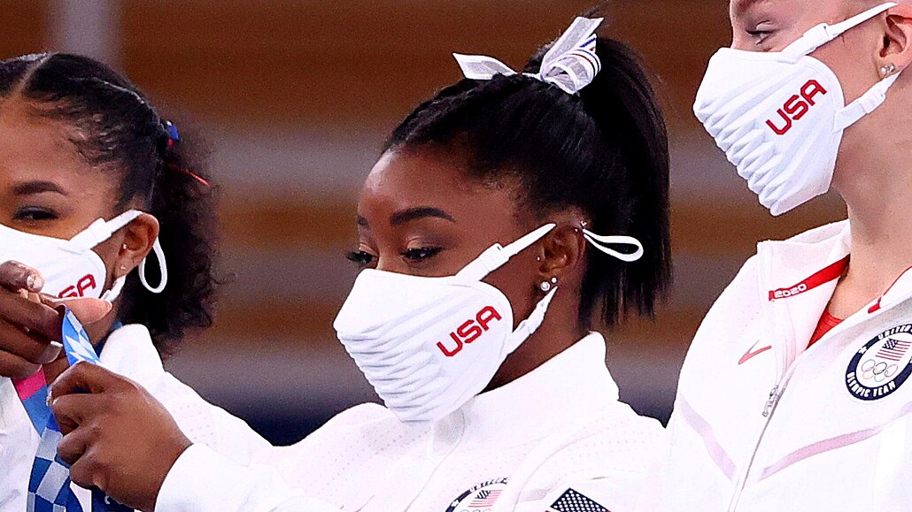 Americká gymnastka Simone Bilesová si nasazuje stíbrnou medaili za týmovou...