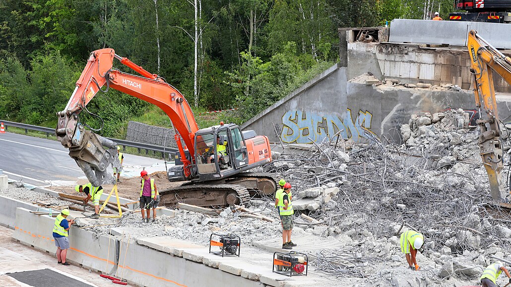 Demolice mostu na dálnici D11