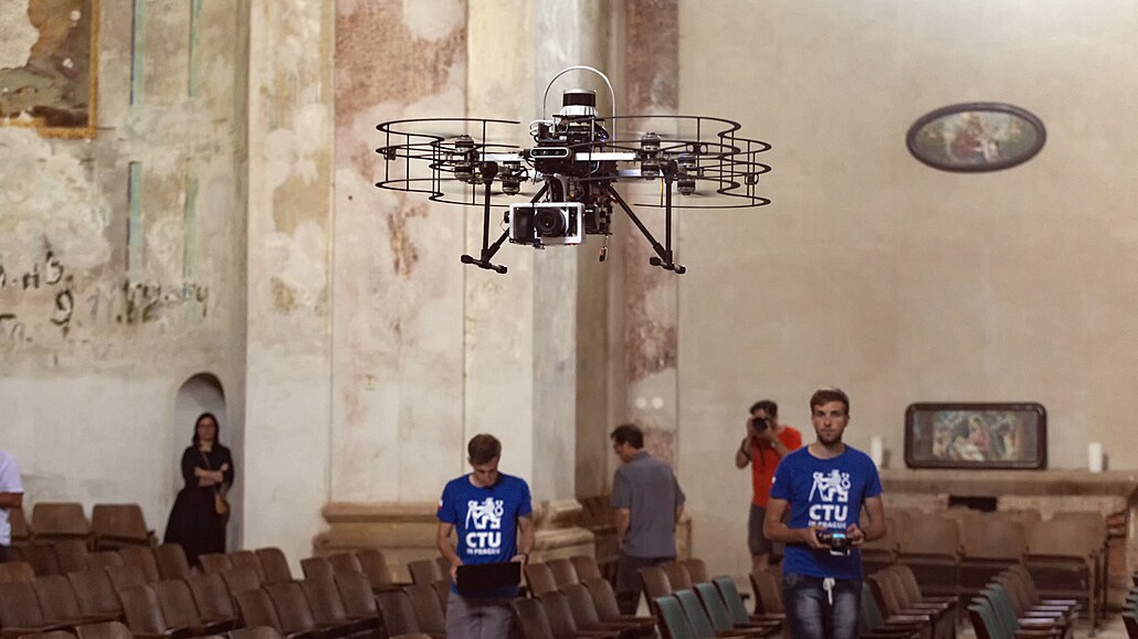 V chrámu ve Staré Vodě na Libavé se roztočily vrtule projektu Dronument