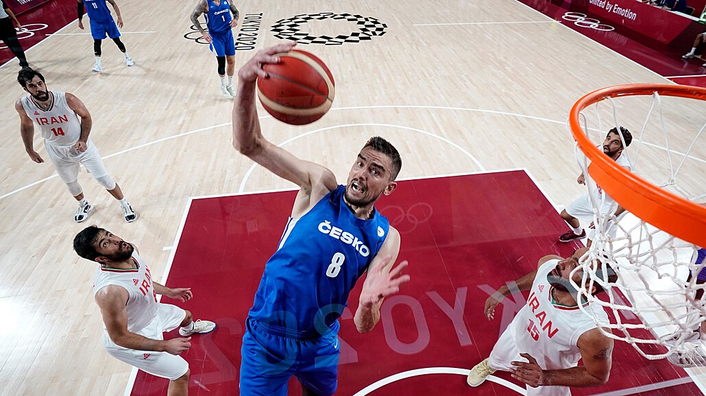 eský basketbalista Tomá Satoranský v akci. (25. ervence 2021)