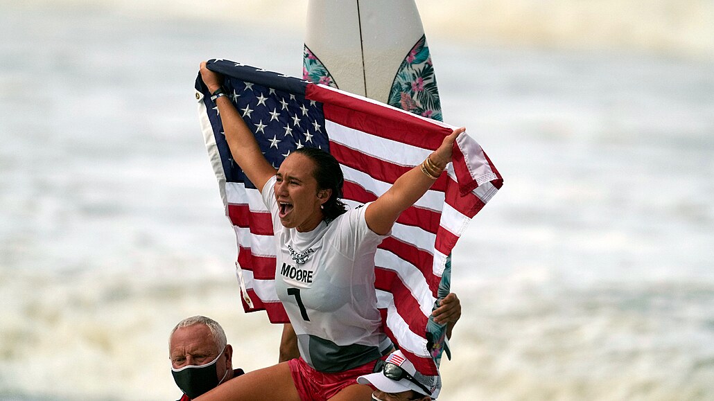 Americká surfařka Carissa Mooreová získává zlato na olympiádě v Tokiu 2020....