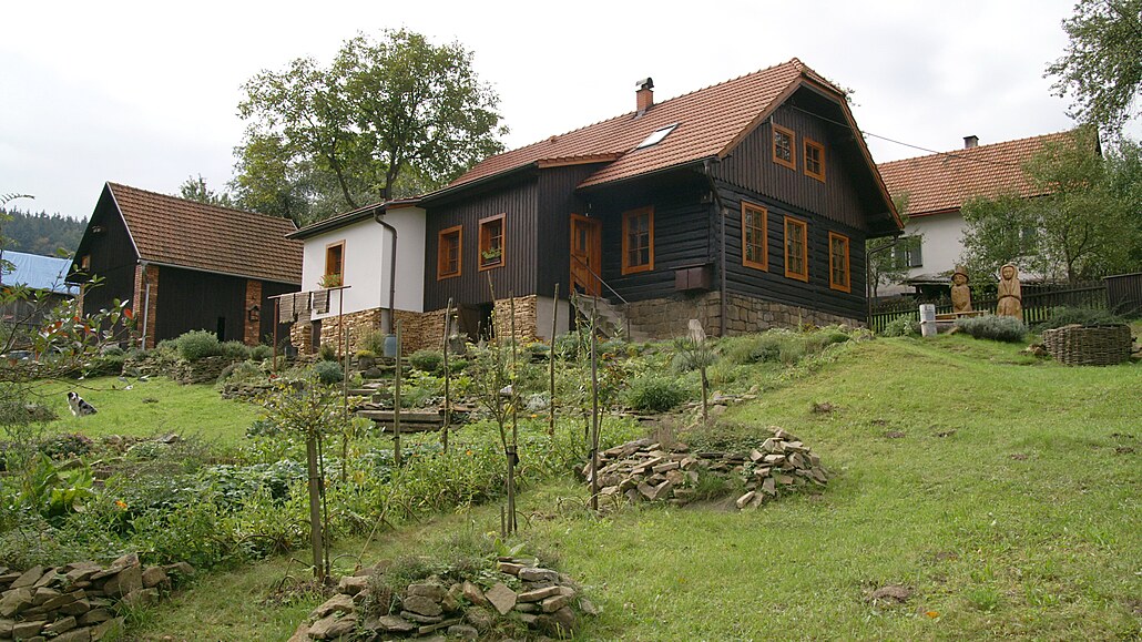 Zahrada u dřevěnky na Valašsku, vstřícná k přírodě, je rájem pro rodinu