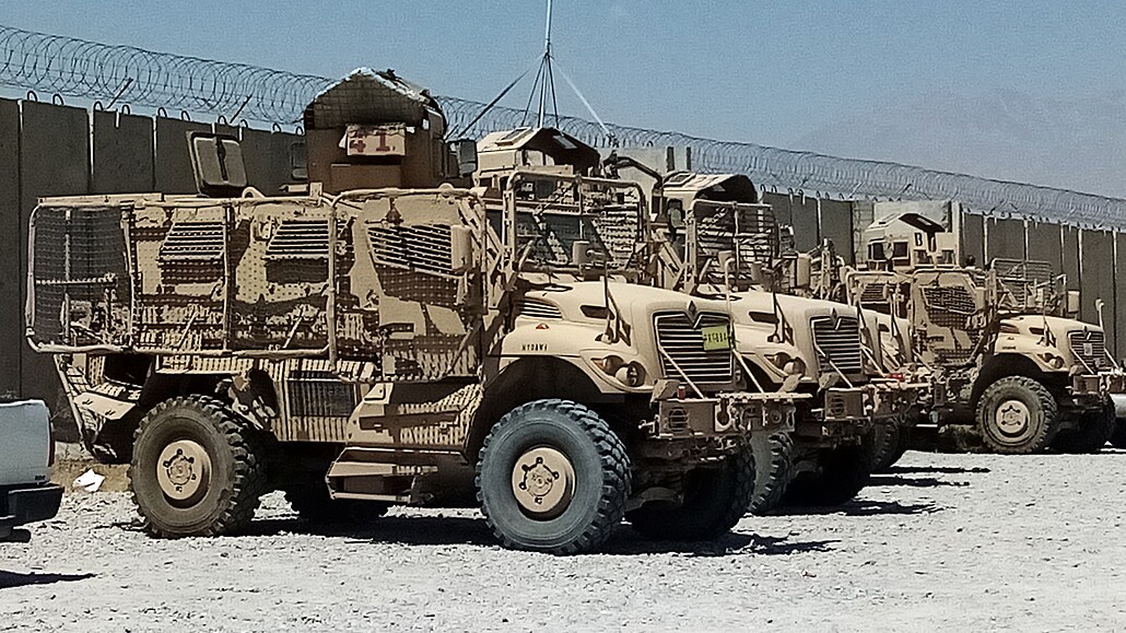 Obrnná vozidla na letecké základn Bagrám v Afghánistánu