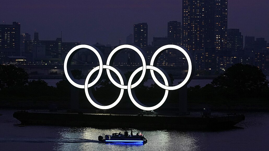 Olympijské kruhy ozaují noní Tokio.