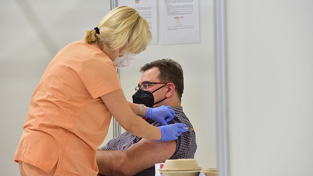 Dva dny volna za očkování firmy dávat nechtějí. Sick days stačí, říkají