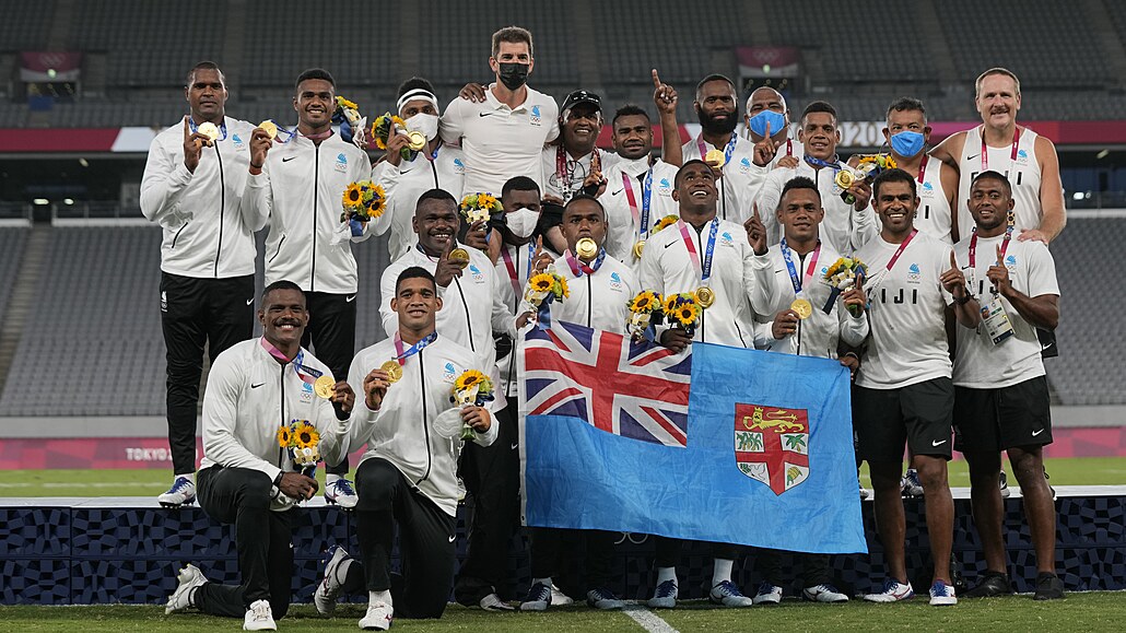 Ragbisté Fidi pózují se zlatými olympijskými medailemi, které v Tokiu obhájili.