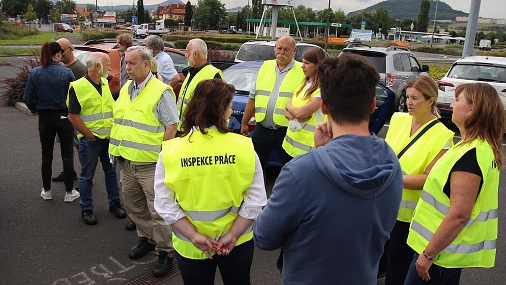 Jana Malá�ová a Mat�j Stropnický na kontrole ve firm� Personna International...
