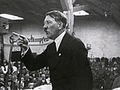 Nacistický vdce Adolf Hitler ení na schzi NSDAP. Snímek pochází zejm z...