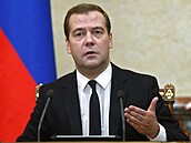 Ruský premiér Dmitrij Medveděv při setkání vlády oznamuje vyhlášení zákazu...