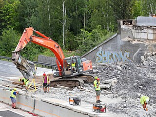 Silničáři kvůli komplikacím při demolici mostu nesplnili termín otevření...