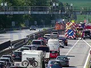 Dálnici D1 na Benešovsku směrem na Prahu uzavřela nehoda pěti aut. (24....