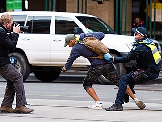 Za značné policejní mobilizace se v Melbourne demonstranti proti lockdownu...