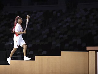 Naomi Ósakaová nese olympijskou pochodeň během zahajovacího ceremoniálu na...
