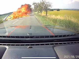 Motorkář nebezpečně předjížděl, po nárazu do auta skončily oba stroje v...
