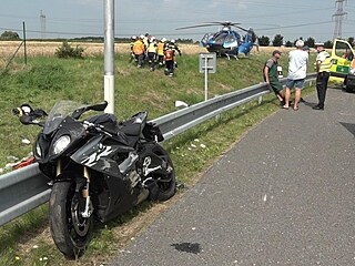 Motorkář havaroval na výjezdu z Vestce na Pražský okruh. (23. července 2021)
